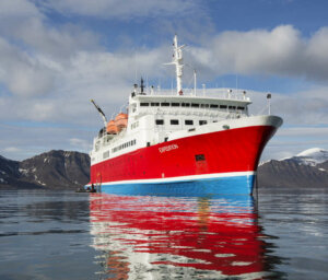 Premium Boat Tour of Antarctica Wildlife and Scenery