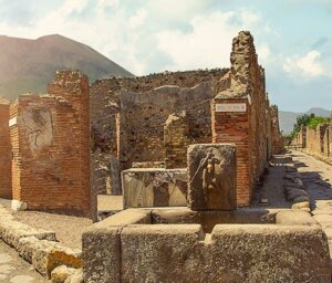 Pompeii and The Bay Of Naples for Solo Travellers